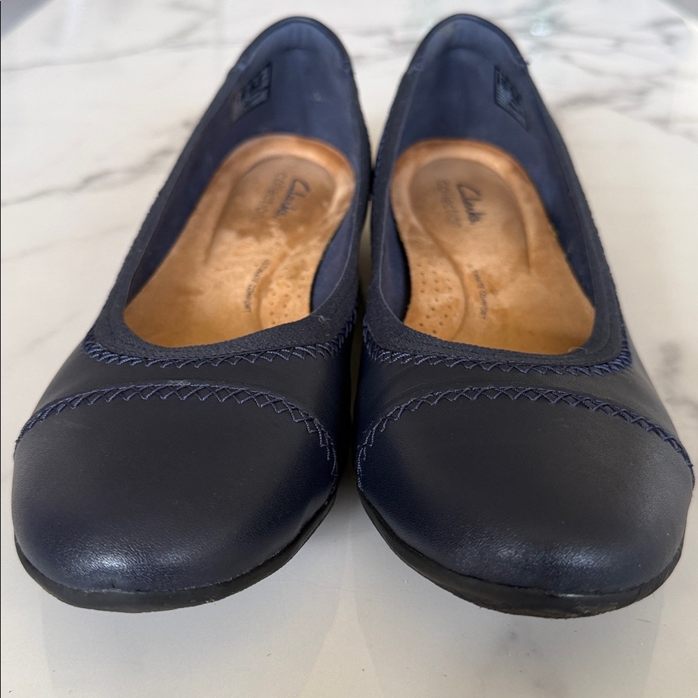 Clarks Collection Navy Leather Flats – Comfortable & Stylish size 10.5(1/2)